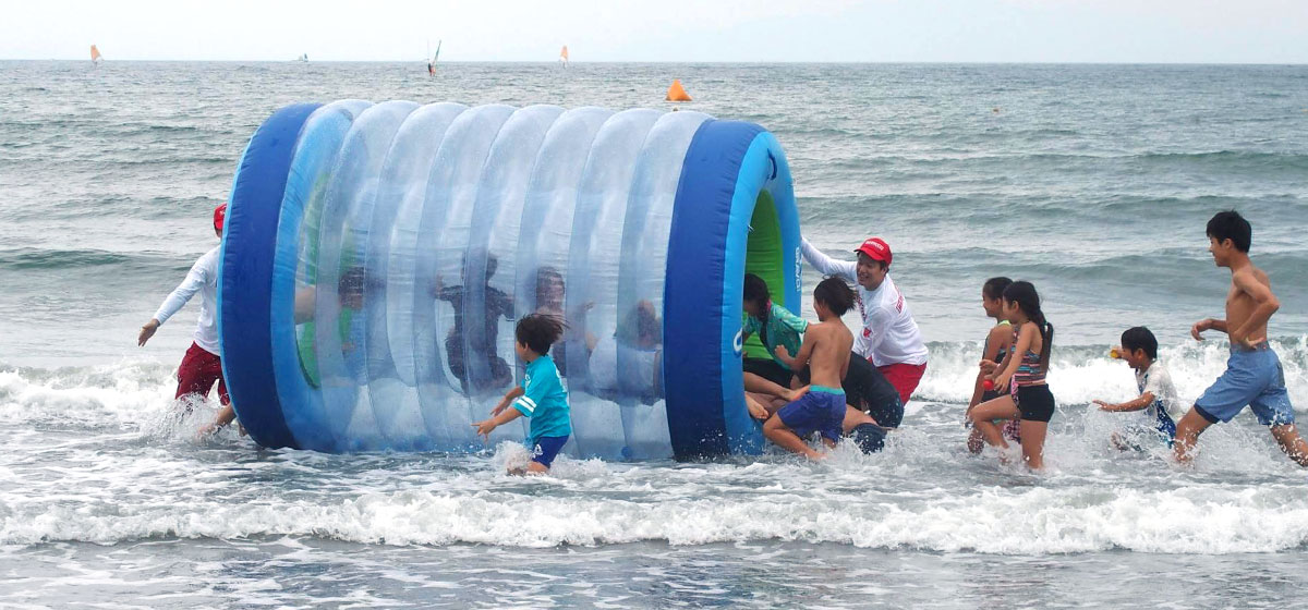 海上で水上遊具で楽しむ子供たち