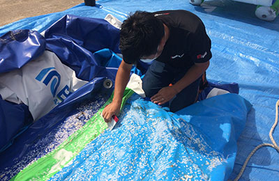 水上遊具のフジツボの除去作業